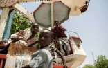 Des enfants, devenus orphelins avec l'insurrection jihadiste de Boko Haram, jouent dans un vieux parc d'attractions Ă l'abandon, le 27 avril 2017 Ă Maiduguri, au Nigeria