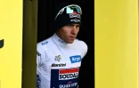 Le Belge de d'équipe Soudal Quick-Step Remco Evenepoel sur le podium, vêtu du maillot blanc de meilleur jeune, après la 8e étape du Tour de France, à Colombey-les-deux-Eglises, en France, le 6 juillet 2024