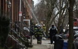 Les pompiers et la police sur les lieux de l'incendie qui a fait 13 morts, dont sept enfants, dans un petit immeuble d'habitations de Philadelphie (Pennsylvanie), le 5 janvier 2021