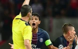 L'arbitre Viktor Kassai donne un carton rouge Ă Marco Verratti (Ă droite), le 13 septembre 2016 lors du match face Ă l'Arsenal au Parc des Princes