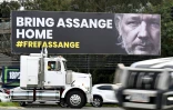 Des véhicules passent devant un panneau d'affichage géant appelant à la libération du fondateur de WikiLeaks, Julian Assange, à Melbourne, le 5 septembre 2023