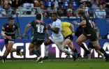 Le centre du Racing 92 Virimi Vakatawa tente de s'échapper avec le ballon face à Leicester en Coupe d'Europe à Yves-Du-Manoir, le 14 octobre 2017     