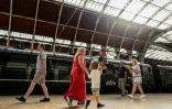 Des voyageurs se frayent un chemin dans la gare de Paddington, dans le centre de Londres, le 25 juin 2026