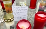 Des bougies déposées en mémoire des victimes de l'attaque au couteau perpétrée par un demandeur d'asile syrien, qui a coûté la vie à un adolescent et blessé cinq autres personnes, le 16 février 2025 à Villach, dans le sud de l'Autriche