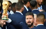 Olivier Giroud brandit la coupe du monde après la victoire en finale contre la Croatie, lors d'une réception à l'Elysée le 16 juillet 2018
