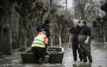 Des membres du Syndicat mixte pour l'Assainissement et la Gestion des Eaux surveillent une rue inondée de Villeneuve-Saint-Georges le 25 janvier 2018