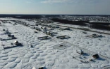 Vue aérienne de bosses formées par le dégel du pergélisol, connues sous le nom de "bylars" en langue iakoute, près du bourg de Tchouraptcha, à environ 135 kilomètres de la ville de Iakoutsk, en Sibérie orientale, le 29 mars 2025