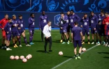 L'entraîneur de Toulouse Philippe Montanier (en blanc) dirige une séance d'entraînement le 28 avril 2023 au Stade de France, à Saint-Denis, la veille de la finale de la Coupe de France contre le FC Nantes 