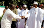 Une photo fournie par la présidence nigérienne le 13 janvier 2017, montre le président nigérian Muhammadu Buhari (D) serrant la main du nouveau président élu de Gambie, Adama Barrow (G), en présence du président gambien Yahya Jammeh (C) à Banjul