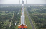 La fusée Longue-Marche 5 est acheminée vers son pas de tir sur la station spatiale de Wenchang, dans le sud de la Chine, le 17 novembre 2020