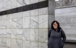 Agnieszka Haska, du Centre polonais de recherche sur l'Holocauste, devant le Monument aux héros du ghetto, le 12 avril 2023 à Varsovie