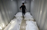 Des corps de victimes dans des sacs blancs à même le sol dans un hôpital du camp de réfugiés de Nouseirat, dans le centre de la bande de Gaza, le 27 septembre 2025