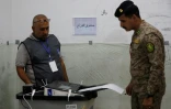 Un soldat irakien vote dans un bureau de vote, lors d'une journée électorale spéciale réservée aux forces de sécurité irakiennes, deux jours avant l'ouverture des urnes au public pour les élections législatives, à Bagdad, le 9 novembre 2025