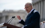 Le chef de la minorité démocrate au Sénat, Chuck Schumer, devant le Capitole de Washington, le 4 mars 2025