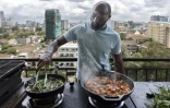 Dennis Ombachi, ancien rugbyman kényan devenu influenceur culinaire, le 12 avril 2024 à son domicile de Nairobi