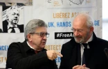 Le père de Julian Assange, John Shipton, au côté du politicien français Jean-Luc Melenchon à Paris le 16 novembre 2021