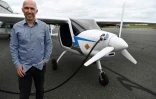 Charles Cabillic, fondateur de la société Green Aerolease, posant près de l'avion électrique Velis Electro, fabriqué par le slovène Pipistrel, à Guipavas, le 11 juin 2021 