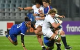 Les joueuses françaises et anglaises en action lors du test match international de rugby à Villeneuve-d'Ascq en France avant la panne de projecteurs le 30 avril 2021.
