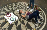 Des fans de John Lennon réunis le 9 octobre 2015 à New York, au mémorial Strawberry Field, en bordure de Central Park, dédié au musicien assassiné en 1980