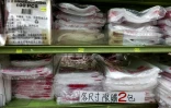 Un magasin de détail de Keelung, où les achats de paquets de sacs en plastique sont limités à deux par client, le 9 juin 2026