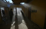 Des habitants dégagent les décombres d’une maison détruite par une attaque de drone dans la localité de Stariy Krym, dans la région de Donetsk, en Ukraine, le 3 mai 2026