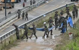 Des militaires portent un tuyau pour pomper l'eau qui s'est engouffrée dans un tunnel dans lequel 15 voitures ont été prises au piège des fortes pluies qui se sont abattues sur Cheongju, en Corée du Sud, le 16 juillet 2023
