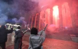Des manifestants anti-gouvernement lancent des feux d'artifice vers le parlement à Tbilissi le 6 décembre 2024