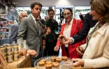 Le Premier ministre Gabriel Attal et la ministre chargée des Personnes handicapées Fadila Khattabi lors d'une dégustation à Dijon, le 24 juin 2024