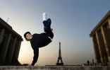 Le danseur de breaking B-boy Mounir Amhiln, le 2 avril 2021 sur la place du Trocadéro à Paris