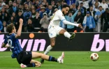 L'attaquant de l'OM Pierre-Emerick Aubameyang (d) frappe de peu à côté du but de l'Atalanta, le 2 mai 2024 au Stade Vélodrome