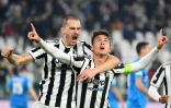 La joie de l'attaquant argentin de la Juventus Turin, Paulo Dybala, félicité par le défenseur Leonardo Bonucci, après avoir marqué sur pénalty face au Zénit Saint-Petersbourg, lors de la 4e journée de la phase de groupes de la Ligue des Champions, le 2 novembre 2021 à Turin