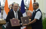 Le ministre français de la Défense Jean-Yves Le Drian et son homologue indien Manohar Parrikar après avoir signé un accord intergouvernemental sur les Rafale le 25 janvier 2016 à New Delhi