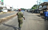 Un membre des forces de défense sierra-léonaises dans une rue déserte de Freetown, le 26 novembre 2023