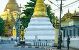 Des soldats patrouillent dans les rues et sont en faction devant une pagode à Rangoun, le 7 avril 2021