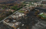 Des propriétés incendiées (au premier plan) dans une zone touchée par l'incendie qui a fait rage en Gironde, au Porge, le 6 août 2026