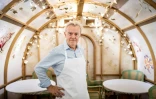 Le chef Alain Passard pose dans son restaurant l'Arpège à Paris où il sert désormais une cuisine exclusivement végétale, le 22 juillet 2025