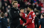 L'entraîneur de Liverpool Jurgen Klopp (G) félicite Alex Oxlade-Chamberlain buteur face à Manchester City en Ligue des champions le 4 avril 2018