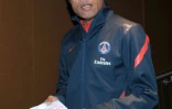 Antoine Kombouaré, alors entraîneur du Paris Saint-Germain, arrive pour une conférence de presse, le 17 décembre 2011 au Parc des Princes, à la veille du match de L1 contre Lille