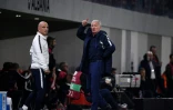 Le sélectionneur des Bleus Didier Deschamps (d) donne des instructions lors du matchg contre l'Albanie en qualif pour l'Euro-2020, le 17 novembre 2019 à Tirana
