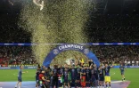 Les joueurs du Paris SG soulèvent leur deuxième Ligue des champions, après leur victoire en finale contre Arsenal, le 30 mai 2026 à Budapest