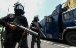 Des policiers sri-lankais en faction devant le bureau du président le 9 mai 2022 à Colombo durant des affrontements entre partisans du gouvernement et manifestants