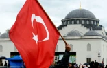 Un homme brandit un drapeau turc lors de l'inauguration de la mosquée du centre islamique Diyanet, le 2 avril 2016 à Lanham (est des Etats-Unis)