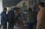 Un blessé est transporté à l'hôpital Wazir Akbar Khan, le 24 décembre 2018 victime de l'explosion d'une voiture piégée