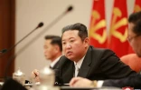 Photo diffusée le 1er janvier 2022 par l'agence KCNA montrant Kim Jong Un à la tribune d'une réunion du comité central du Parti des travailleurs au pouvoir, à Pyongyang
