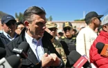 Le président Rodrigo Paz s'adresse à la presse lors d'un déplacement à Carreras après la réouverture d'une route auparavant bloquée par des manifetants, le 5 juin 2026 dans le département de la Paz, en Bolivie