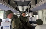 Image tirée d'une vidéo diffusée par le ministère russe de la Défense, le 9 juin 2025, de prisonniers de guerre russes montant à bord d'un bus après un échange dans un lieu non divulgué au Bélarus