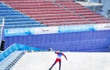 Des tribunes vides pour l'arrivée du Norvégien Vetle Sjaastad Christiansen dans le relais hommes de biathlon le 15 février 2022 à Zhangjiakou