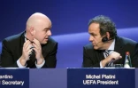 Le patron de l'UEFA Michel Platini échange avec son bras droit Gianni Infantino lors d'un point presse à Tel Aviv, le 25 mars 2010