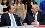 François Hollande (g), alors président de la République, et le sénateur français Michel Delebarre à Dunkerque, le 23 juillet 2013