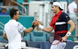 L'Espagnol Roberto Bautista-Agut serre la main à l'Américain John Isner qui l'a battu à Miami le 27 mars 2019